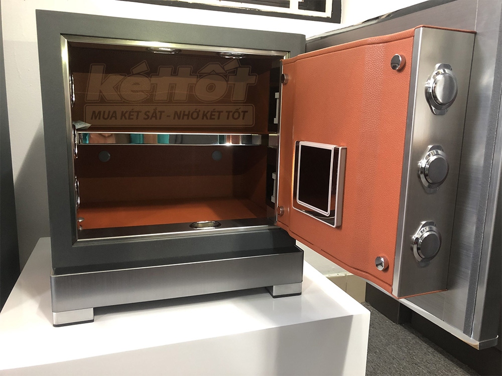 Nội thất của két sắt Philips SBX701-4B0 sang trọng khi được bọc da màu cam nâu.